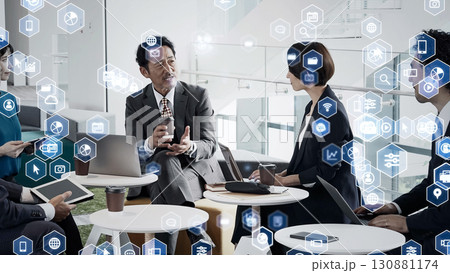 会議するビジネスパーソンのグループとデジタルテクノロジー 130881174