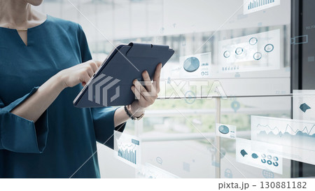 タブレットを使う女性とビジネス資料イメージ タブレットを使う女性とビジネス資料イメージ 130881182