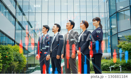 会議するビジネスパーソンのグループと金融テクノロジーイメージ 会議するビジネスパーソンのグループと金融テクノロジーイメージ 130881184