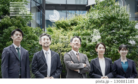 会議するビジネスパーソンのグループと統計データ 会議するビジネスパーソンのグループと統計データ 130881185