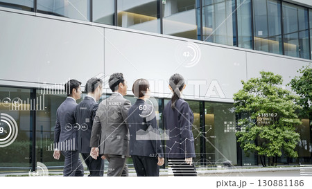 前進するビジネスパーソンのグループと統計データ 前進するビジネスパーソンのグループと統計データ 130881186