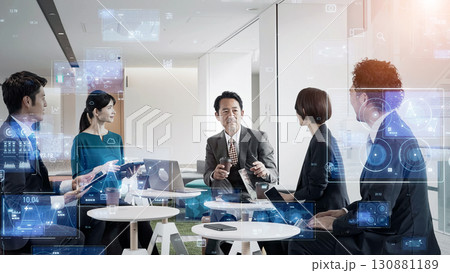会議するビジネスパーソンのグループとデジタルテクノロジー 130881189