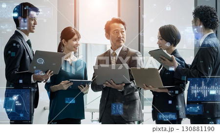 会議するビジネスパーソンのグループとデジタルテクノロジー 会議するビジネスパーソンのグループとデジタルテクノロジー 130881190