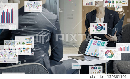 会議するビジネスパーソンのグループとビジネスデータ 130881191