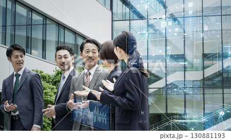 会議するビジネスパーソンのグループとデジタルテクノロジー 130881193