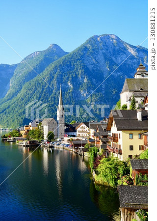オーストリア世界遺産ハルシュタット湖畔に映える美しい村の絶景 オーストリア世界遺産ハルシュタット湖畔に映える美しい村の絶景 130881215