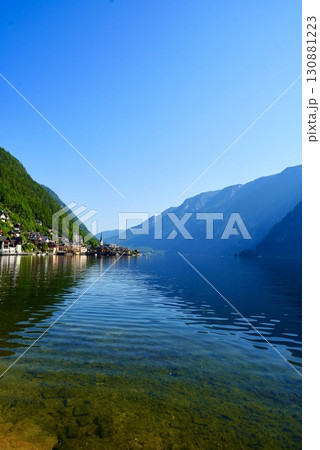 オーストリア世界遺産ハルシュタット湖畔に映える美しい村の絶景 130881223