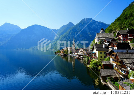 オーストリア世界遺産ハルシュタット湖畔に映える美しい村の絶景 130881233
