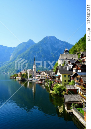 オーストリア世界遺産ハルシュタット湖畔に映える美しい村の絶景 130881235