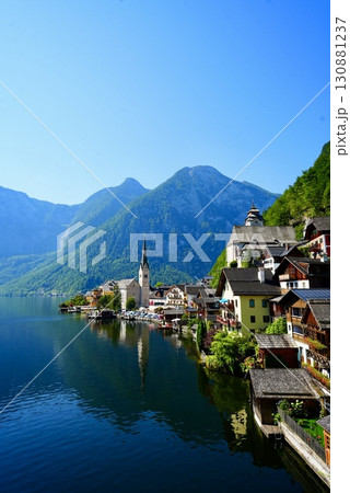 オーストリア世界遺産ハルシュタット湖畔に映える美しい村の絶景 130881237