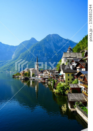 オーストリア世界遺産ハルシュタット湖畔に映える美しい村の絶景 130881244