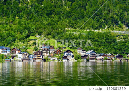 オーストリア世界遺産ハルシュタット湖畔に映える美しい村の絶景 オーストリア世界遺産ハルシュタット湖畔に映える美しい村の絶景 130881259