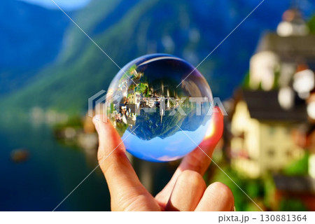 水晶玉越しに映る世界遺産オーストリア・ハルシュタット湖畔の美しい街並み 130881364