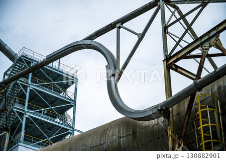 直線と曲線が交差する工場建築と産業デザインの美 130882901