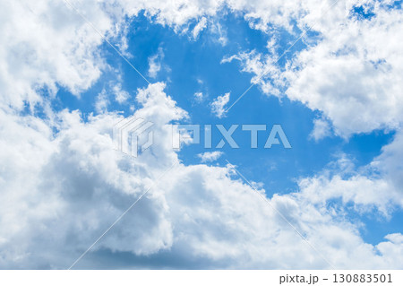 夏の空 澄んだ青空と雲362 夏の空 澄んだ青空と雲362 130883501