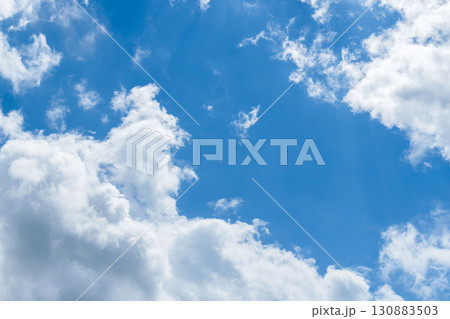夏の空　澄んだ青空と雲364 130883503