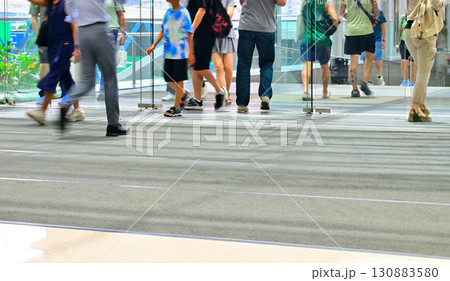 横断歩道を渡る人々 130883580