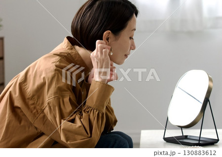 身だしなみの合間(イヤリング) 130883612