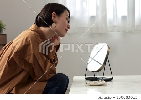 身だしなみの合間(イヤリング) 130883613