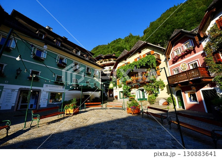 世界遺産オーストリア・ハルシュタットの歴史あるマルクト広場と美しい街並み 130883641