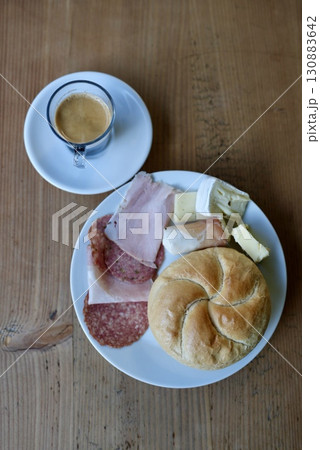 「ヨーロッパのカフェ風朝食 テーブルに並ぶパンとハムとコーヒーのある食卓 130883642