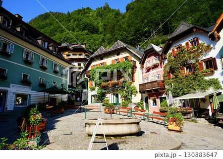 世界遺産オーストリア・ハルシュタットの歴史あるマルクト広場と美しい街並み 130883647
