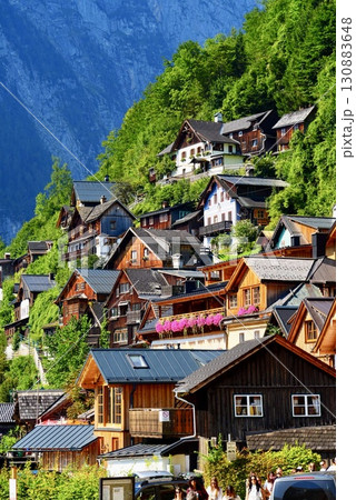世界遺産オーストリア・ハルシュタットに並ぶカラフルで美しい建物の街並み 130883648
