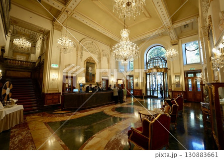 ウィーン ホテルインペリアルの豪華なロビーと宮殿風インテリア ウィーン ホテルインペリアルの豪華なロビーと宮殿風インテリア 130883661