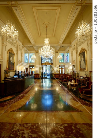 ウィーン ホテルインペリアルの豪華なロビーと宮殿風インテリア 130883666