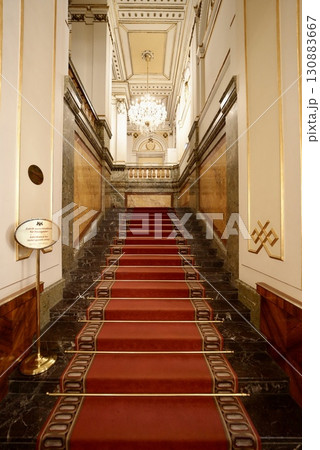 ウィーン ホテルインペリアルの豪華な階段と宮殿風インテリアの優雅な空間 ウィーン ホテルインペリアルの豪華な階段と宮殿風インテリアの優雅な空間 130883667