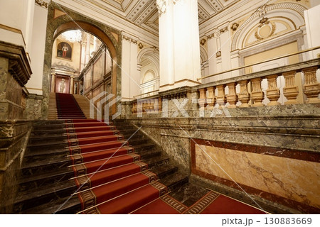 ウィーン ホテルインペリアルの豪華な階段と宮殿風インテリアの優雅な空間 130883669