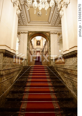 ウィーン ホテルインペリアルの豪華な階段と宮殿風インテリアの優雅な空間 ウィーン ホテルインペリアルの豪華な階段と宮殿風インテリアの優雅な空間 130883670