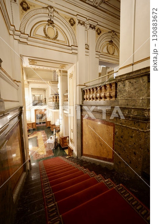 ウィーン ホテルインペリアルの豪華な階段と宮殿風インテリアの優雅な空間 ウィーン ホテルインペリアルの豪華な階段と宮殿風インテリアの優雅な空間 130883672
