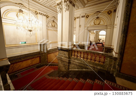 ウィーン ホテルインペリアルの豪華な階段と宮殿風インテリアの優雅な空間 ウィーン ホテルインペリアルの豪華な階段と宮殿風インテリアの優雅な空間 130883675