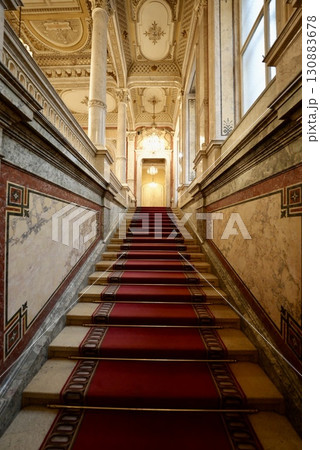 ウィーン ホテルインペリアルの豪華な階段と宮殿風インテリアの優雅な空間 130883678