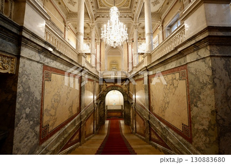 ウィーン ホテルインペリアルの豪華な階段と宮殿風インテリアの優雅な空間 130883680