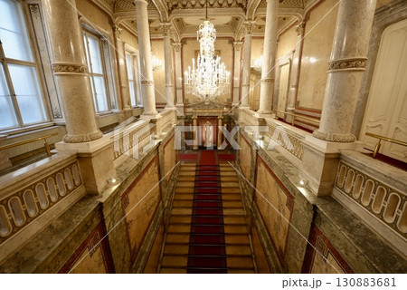 ウィーン ホテルインペリアルの豪華な階段と宮殿風インテリアの優雅な空間 130883681