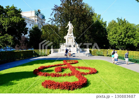 ウィーン モーツァルト記念像と歴史ある街並み ヨーロッパ文化を感じる風景 130883687