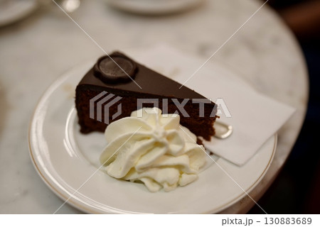 ウィーン カフェザッハーの名物ザッハトルテ チョコレートケーキの美しいスイーツ ウィーン カフェザッハーの名物ザッハトルテ チョコレートケーキの美しいスイーツ 130883689