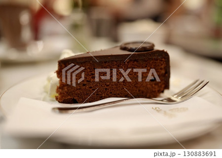 ウィーン カフェザッハーの名物ザッハトルテ チョコレートケーキの美しいスイーツ 130883691