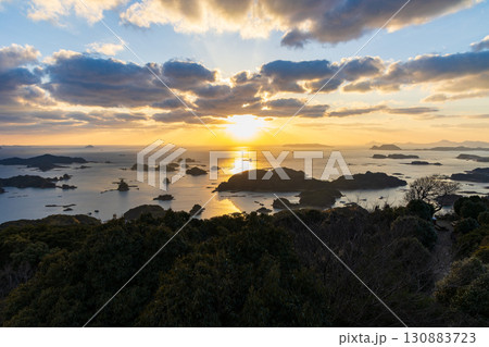 長崎県佐世保市 九十九島 夕暮れの石岳展望台 長崎県佐世保市 九十九島 夕暮れの石岳展望台 130883723