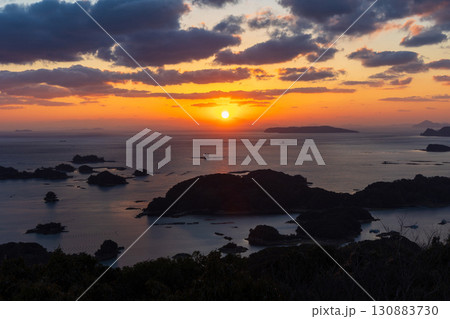 長崎県佐世保市　九十九島　夕暮れの石岳展望台 130883730
