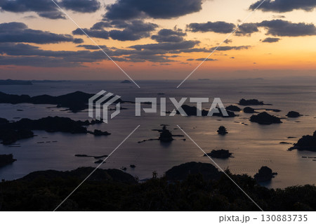 長崎県佐世保市　九十九島　夕暮れの石岳展望台 130883735