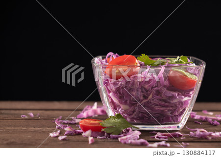 Glass bowl with red cabbage and tomatoes 130884117
