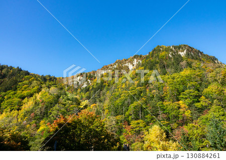 気持ちの良い青空が広がる秋の北海道層雲峡の風景 130884261