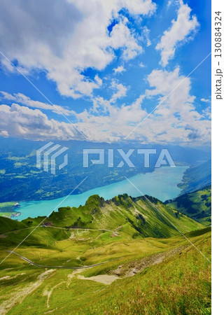 ロートホルン山頂から望むブリエンツ湖の絶景 アルプスと湖が織りなす自然美 ロートホルン山頂から望むブリエンツ湖の絶景 アルプスと湖が織りなす自然美 130884324