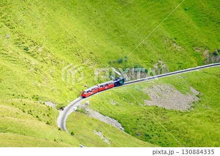 ブリエンツ鉄道がアルプスを登る風景 絶景と自然美あふれるスイス旅行 130884335