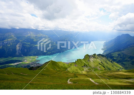 ロートホルン山頂から望むブリエンツ湖の絶景 アルプスと湖が織りなす自然美 130884339