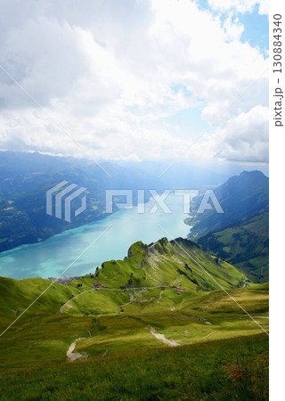 ロートホルン山頂から望むブリエンツ湖の絶景 アルプスと湖が織りなす自然美 130884340