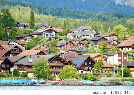 ブリエンツ湖と湖畔の街並み 美しい水辺とアルプスに囲まれたスイス風景 130884346